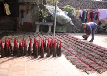 Làng hương truyền thống Đông Khê, xã Hoằng Quỳ sôi nỏi vào vụ sản xuất hương phục vụ tết Nguyên Đán