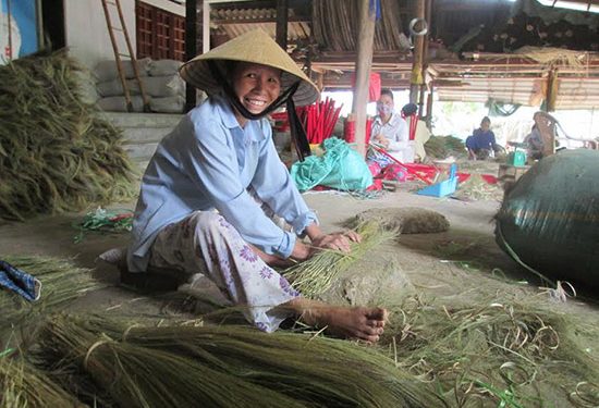 Hiệu quả từ nghề đan chổi đót xã Hoằng Trung